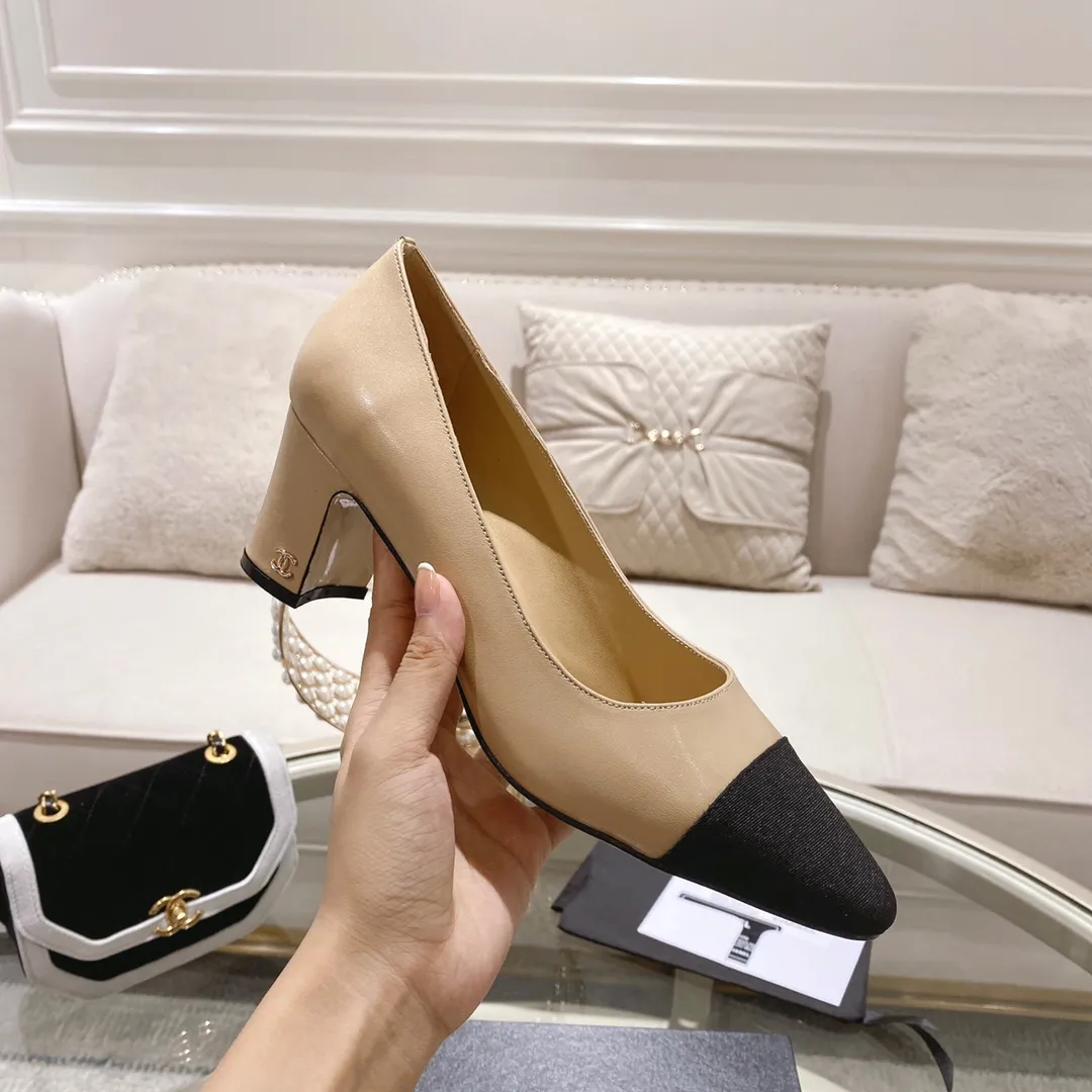 👟👟Ex-factory price 440👟👟 Chanel - Spring and summer classic color-blocked thick heel single shoes ⚠ Fashionable catwalk style ❤ Mixed splicing colors, empty toe style on the inside, 2.5cm thick heel with small logo embellishment, a fashionable interpretation! How to match the series to look good! Original customized wood-colored genuine leather outsole, imported sheepskin surface, goatskin lining for feet... 34-40 regular size (41.42.43 custom-made, non-returnable) 🎁Latest full set of packaging at the counter